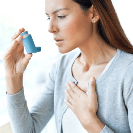 Une femme atteinte d'asthme qui prend de la Ventoline