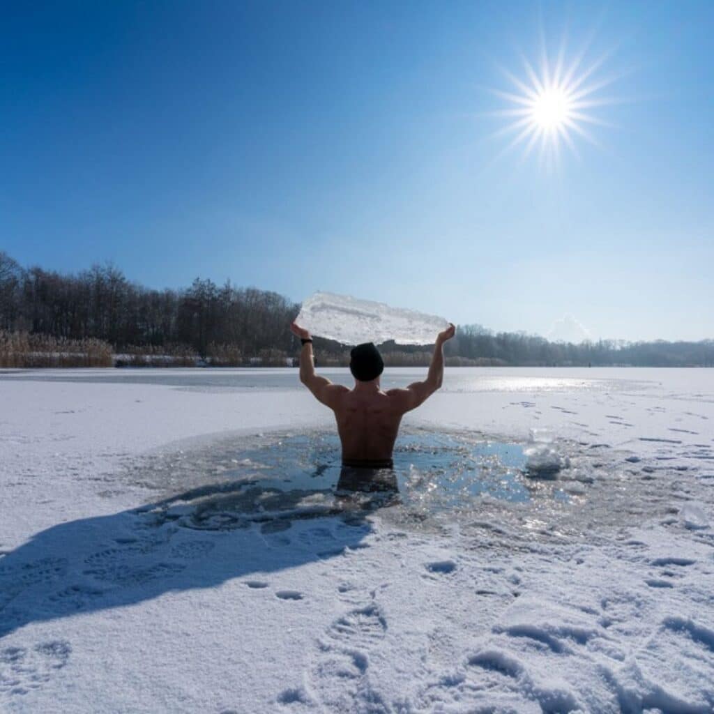 Un homme pratique la respiration Wim Hof dans de l'eau glacée