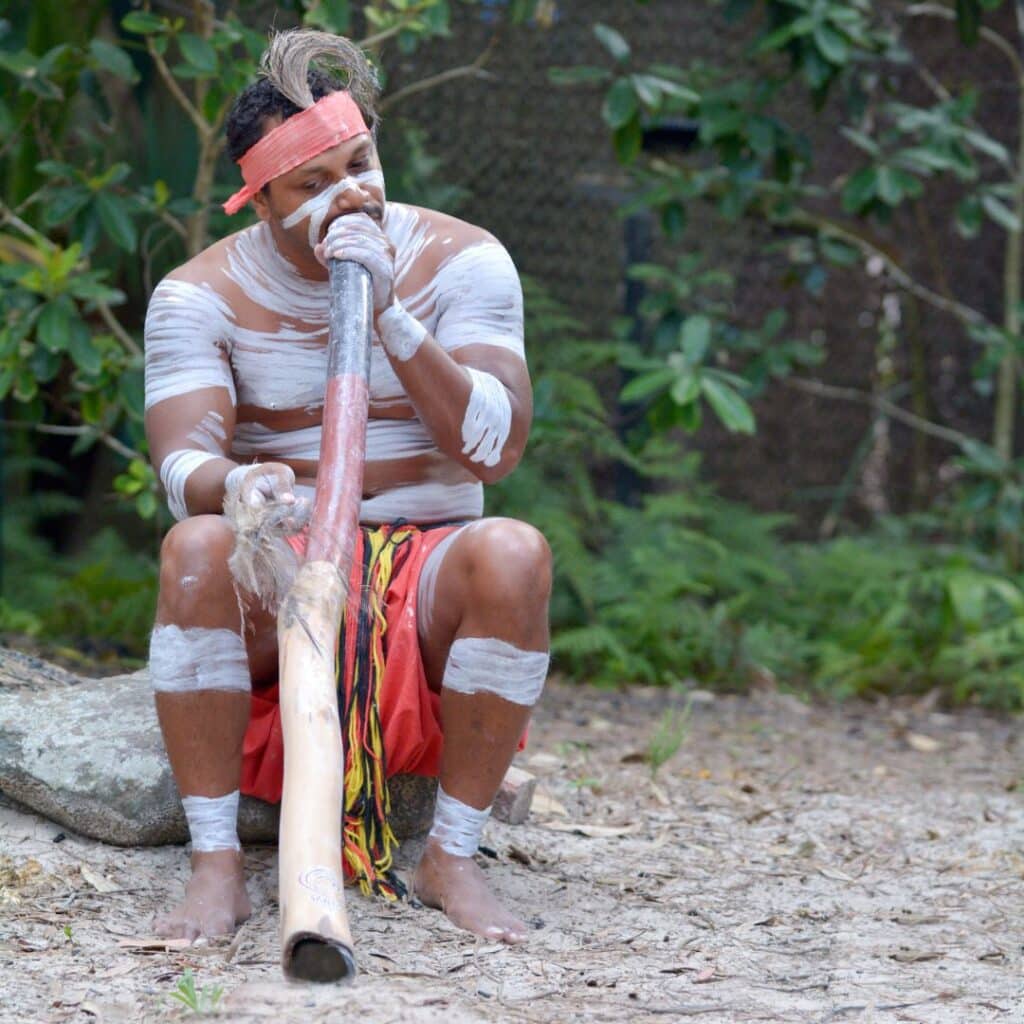 Un aborigène qui joue du didgeridoo grâce à une respiration circulaire