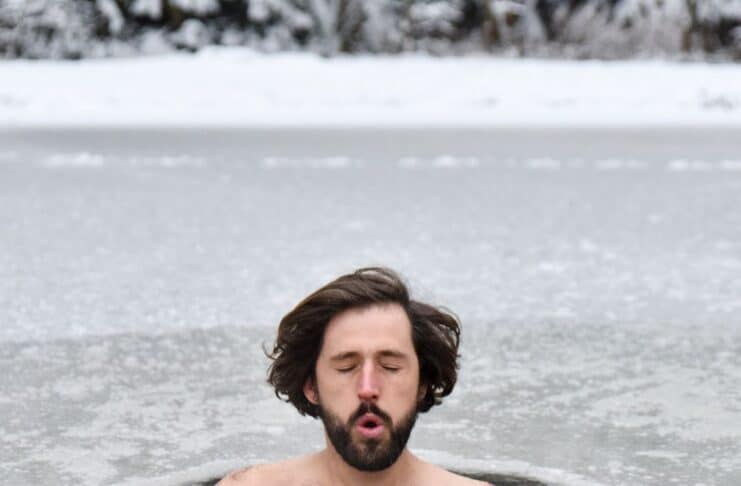 Un homme pratique la méthode Wim Hof dans de l'eau glacée