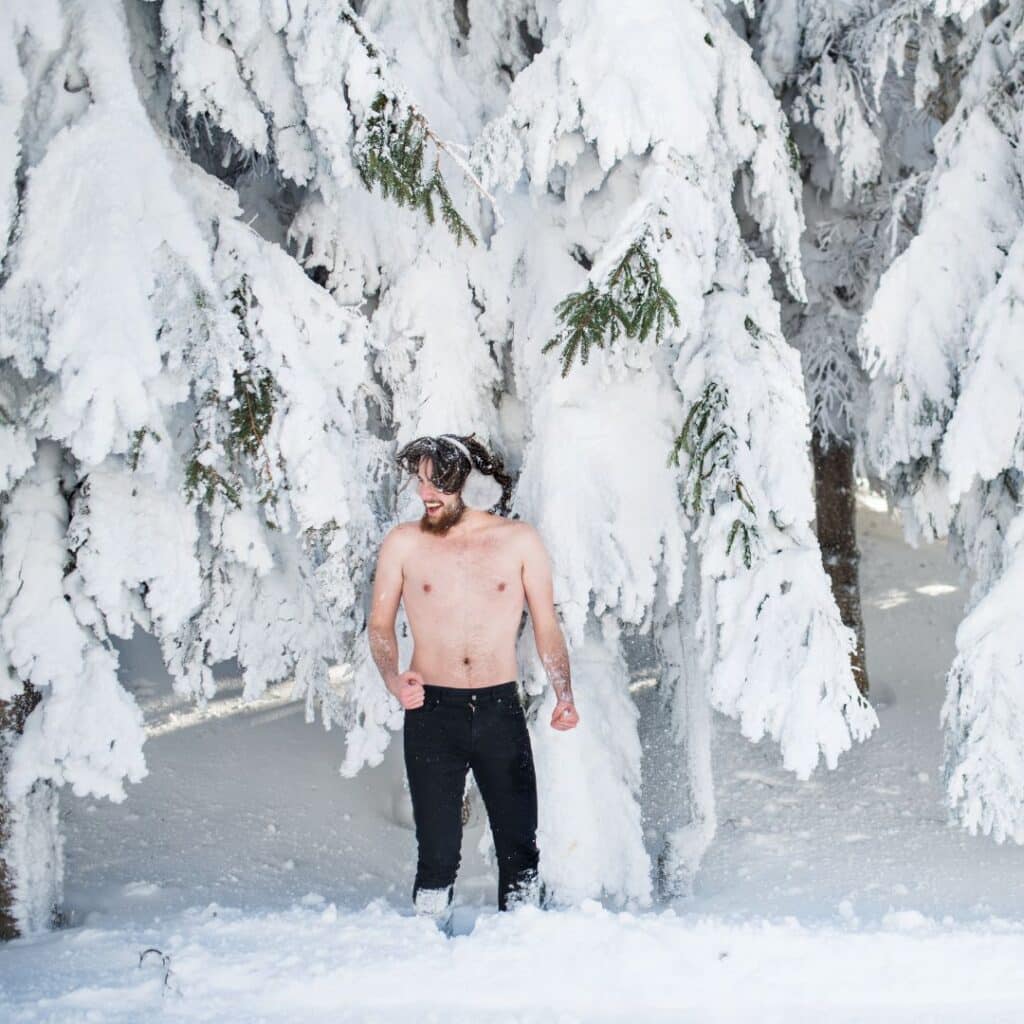 Un homme est dans la neige torse nu