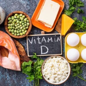 Des aliments sur une table qui ont tous de la vitamine D