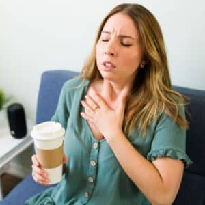 Une femme prise d'une crise de panique qui respirer pour évacuer le stress