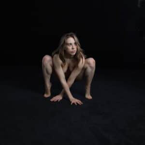 Une femme qui pratique le yoga nu