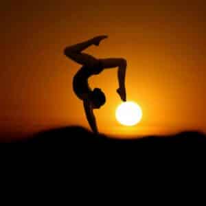 La pratique du yoga naturiste au coucher du soleil