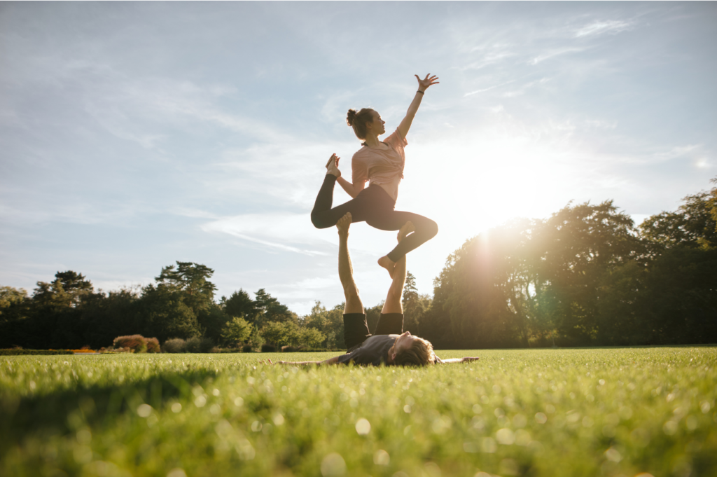 Découvrez l'acro yoga : harmonie, équilibre et bienfaits pour le corps et l'esprit