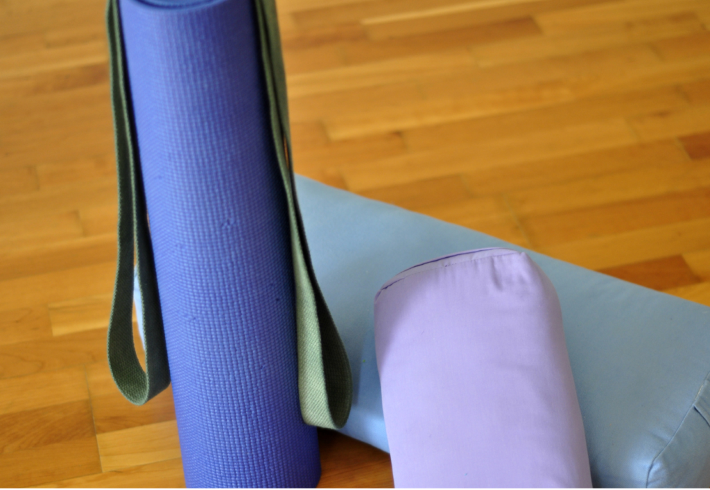 Découvrez les secrets du bolster yoga pour une pratique approfondie et régénératrice