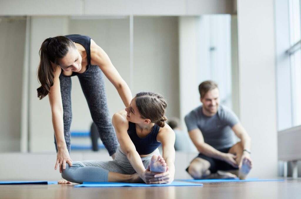 Un professeur de yoga qui donne des conseils en cours